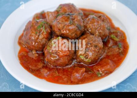 Un piatto di polpette con salsa di pomodoro Foto Stock