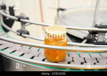 Fatto a mano per preservare e marmellata linea di imbottigliamento Foto Stock