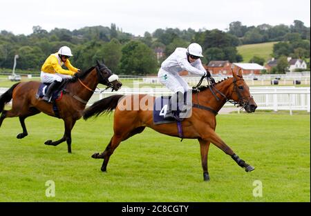 Il giovane lupo e jockey Jonjo o'Neill jnr vince la caccia alle novizie Sky Sports Racing all'ippodromo di Uttoxeter. Foto Stock