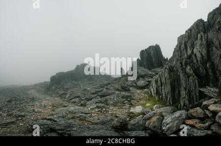 Nebbia sulla cima di Glyder Fawr, Snowdonia Foto Stock