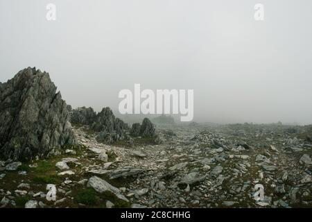 Nebbia sulla cima di Glyder Fawr, Snowdonia Foto Stock