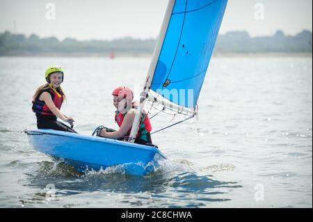 Bambini che navigano nel Solent. I bambini imparano a navigare in gommoni Quba in una brezza dolce. Dopo due lezioni si naviga sul fiume Itchen. Foto Stock