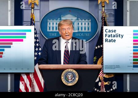 WASHINGTON DC, USA - 21 luglio 2020 - il presidente americano Donald J. Trump risponde alle osservazioni e alle domande dei membri della stampa durante un COVID-19 Co Foto Stock