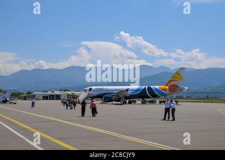 I passeggeri di salire a bordo di un aereo commerciale Airbus A320-200 a Batumi international airport Foto Stock