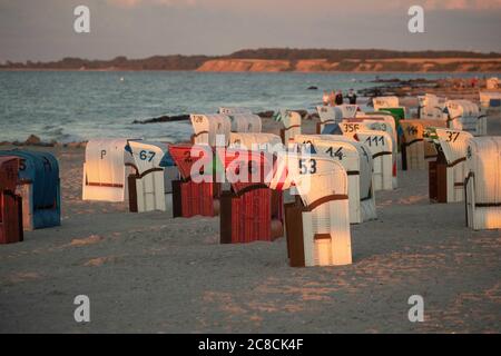 Hohwacht, Germania. 21 luglio 2020. Firo: 22.07.2020 Mar Baltico, onde, mare, tramonto, caratteristica, paese e persone, spiaggia principale Hohwacht, sedia da spiaggia, Strandkv? rbe, Sunset, versuslicht, Schleswig-Holstein, Kvºste, Hohwachter Bucht, viaggio, vacanza in Germania, depositario, sfondo, | utilizzo nel mondo Credit: dpa/Alamy Live News Foto Stock