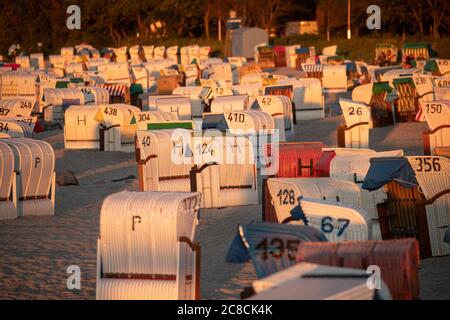 Hohwacht, Germania. 21 luglio 2020. Firo: 22.07.2020 Mar Baltico, onde, mare, tramonto, caratteristica, paese e persone, spiaggia principale Hohwacht, sedia da spiaggia, Strandkv? rbe, Sunset, versuslicht, Schleswig-Holstein, Kvºste, Hohwachter Bucht, viaggio, vacanza in Germania, depositario, sfondo, | utilizzo nel mondo Credit: dpa/Alamy Live News Foto Stock