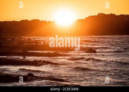 Hohwacht, Germania. 21 luglio 2020. Primo: 22.07.2020 Mar Baltico, onde, mare, tramonto, caratteristica, paese e persone, spiaggia principale Hohwacht, tramonto, versuslicht, Schleswig-Holstein, Kvºste, Hohwachter Bucht, viaggio, vacanza in Germania, deposito, sfondo, versuslicht, | utilizzo nel mondo Credit: dpa/Alamy Live News Foto Stock