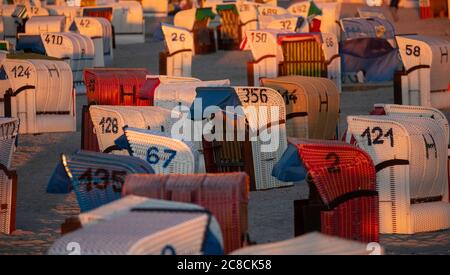 Hohwacht, Germania. 21 luglio 2020. Firo: 22.07.2020 Mar Baltico, onde, mare, tramonto, caratteristica, paese e persone, spiaggia principale Hohwacht, sedia da spiaggia, Strandkv? rbe, Sunset, versuslicht, Schleswig-Holstein, Kvºste, Hohwachter Bucht, viaggio, vacanza in Germania, depositario, sfondo, | utilizzo nel mondo Credit: dpa/Alamy Live News Foto Stock