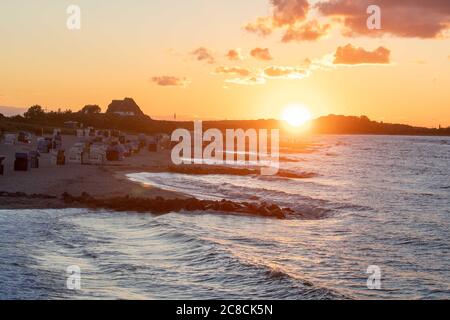 Hohwacht, Germania. 21 luglio 2020. Primo: 22.07.2020 Mar Baltico, onde, mare, tramonto, caratteristica, paese e persone, spiaggia principale Hohwacht, tramonto, versuslicht, Schleswig-Holstein, Kvºste, Hohwachter Bucht, viaggio, vacanza in Germania, deposito, sfondo, versuslicht, albergo di nave genovese | uso nel mondo Credit: dpa/Alamy Live News Foto Stock