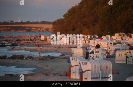 Hohwacht, Germania. 21 luglio 2020. Firo: 22.07.2020 Mar Baltico, onde, mare, tramonto, caratteristica, paese e persone, spiaggia principale Hohwacht, sedia da spiaggia, Strandkv? rbe, Sunset, versuslicht, Schleswig-Holstein, Kvºste, Hohwachter Bucht, viaggio, vacanza in Germania, depositario, sfondo, | utilizzo nel mondo Credit: dpa/Alamy Live News Foto Stock