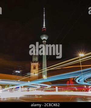 Berlino, Germania. 31 dicembre 2018. I veicoli, gli autobus e i tram che passano per la Chiesa di Santa Maria e la torre della televisione sono visibili solo come strisce luminose durante la lunga esposizione. Credit: Paul Zinken/dpa-Zentralbild/ZB/dpa/Alamy Live News Foto Stock