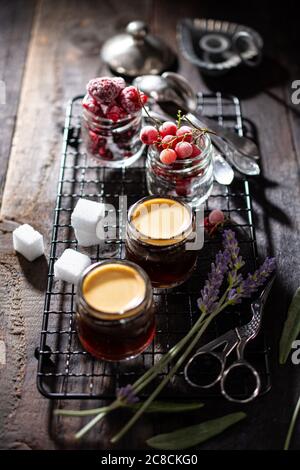 Espresso mattutino con frutta. Colazione sana. Cibo delizioso e caffè. Foto scura. Foto Stock