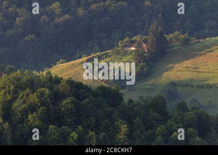 Alba estiva nel villaggio della Transilvania. Paesaggio avverso in Transilvania, all'alba Foto Stock