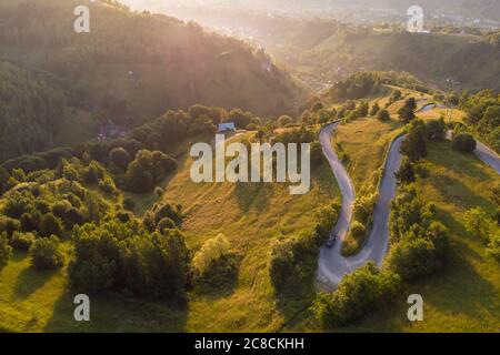 Paesaggio aereo di strada tortuosa di montagna, in Transilvania Foto Stock