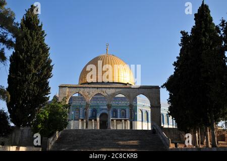 Israele, Gerusalemme la città vecchia, la Cupola della Roccia sulla Haram esh Sharif (Temple Mount) un Qanatir (l'arco) in primo piano Foto Stock