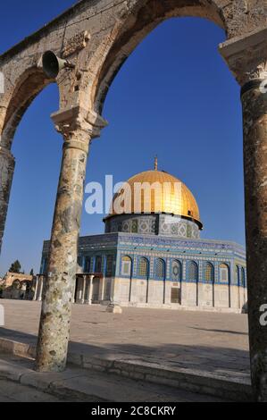 Israele, Gerusalemme la città vecchia, la Cupola della Roccia sulla Haram esh Sharif (Temple Mount) un Qanatir (l'arco) in primo piano Foto Stock