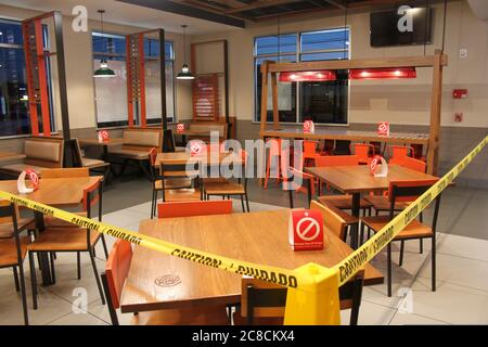 MIDDLETOWN, NY, STATI UNITI - 13 giu 2020: La sala da pranzo del ristorante Burger King è chiusa, chiusa, viene registrata un'attenzione dovuta alla pandemia COVID-19. Vuoto Foto Stock