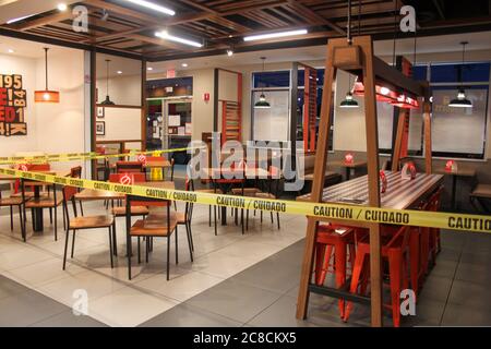 MIDDLETOWN, NY, STATI UNITI - 13 giu 2020: La sala da pranzo del ristorante Burger King è chiusa, chiusa, viene registrata un'attenzione dovuta alla pandemia COVID-19. Vuoto Foto Stock