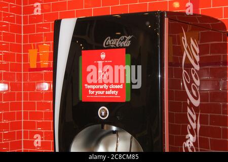 MIDDLETOWN, NY, STATI UNITI - 13 giu 2020: Distributore automatico di soda Burger King Coca-Cola temporaneamente chiuso a causa della quarantena pandemica COVID-19 Foto Stock