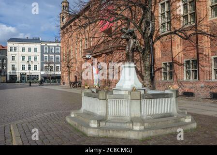 Monumento Fontana di Flisak - Raftsman di fronte al vecchio Municipio sulla Città Vecchia di Torun, Voivodato Kuyavian Pomerania della Polonia Foto Stock