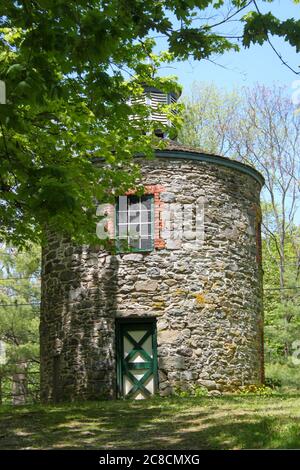 NEWBURGH, NY, STATI UNITI - 17 Maggio 2020: Newburgh, NY / USA - 05/17/2020: Algonquin Park Historic Orange Mills Main Building / Gun Powder Mill Foto Stock