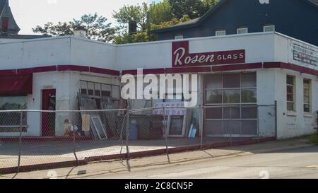 MIDDLETOWN, NY, STATI UNITI - Giu 03, 2020: Middletown, NY / USA - 06/03/2020: Rosen Glass Building Exterior, Local Business dal 1937 Foto Stock