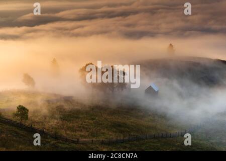 Alba estiva nel villaggio della Transilvania. Paesaggio avverso in Transilvania, all'alba Foto Stock