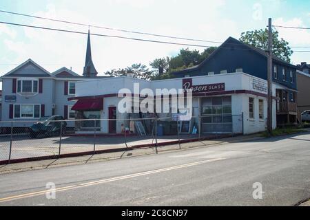 MIDDLETOWN, NY, STATI UNITI - Giu 03, 2020: Middletown, NY / USA - 06/03/2020: Rosen Glass Building Exterior, Local Business dal 1937 Foto Stock