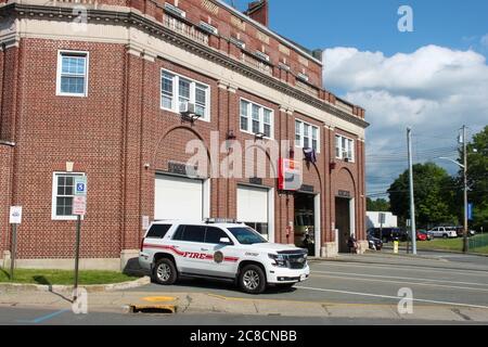 MIDDLETOWN, NY, STATI UNITI - 03 giu 2020: Middletown, NY / USA - 06/03/2020: Middletown Fire Department, Fire Station Building Exterior with Fire Foto Stock