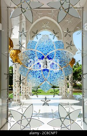 Frammento di decorazione interna nella moschea di Abu Dhabi negli Emirati Arabi Uniti Foto Stock