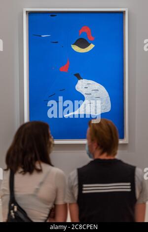 FINO al 0900 GMT 24/7/20 - Joan Miró, Peinture (Femme au chapeau rouge), stima: £20-30 milioni - Sotheby's London presenta un'anteprima di un'asta e di una mostra una tantum che si estende per oltre mezzo millennio di storia dell'arte. Da Rembrandt a Richter, la vendita offrirà Old Masters, Impressionist & Modern Art, Modern & Post-War British Art e Contemporary Art - viaggiando attraverso il Rinascimento italiano e l'età dell'oro olandese, alla nascita rivoluzionaria del Modernismo, e l'invasione della Pop Art e dell'astrazione post-moderna. La mostra è stata aperta al pubblico a New Bond St. Di Sotheby Foto Stock