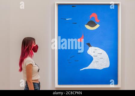 FINO al 0900 GMT 24/7/20 - Joan Miró, Peinture (Femme au chapeau rouge), stima: £20-30 milioni - Sotheby's London presenta un'anteprima di un'asta e di una mostra una tantum che si estende per oltre mezzo millennio di storia dell'arte. Da Rembrandt a Richter, la vendita offrirà Old Masters, Impressionist & Modern Art, Modern & Post-War British Art e Contemporary Art - viaggiando attraverso il Rinascimento italiano e l'età dell'oro olandese, alla nascita rivoluzionaria del Modernismo, e l'invasione della Pop Art e dell'astrazione post-moderna. La mostra è stata aperta al pubblico a New Bond St. Di Sotheby Foto Stock