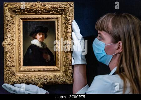 SOTTOPOSTO A EMBARGO FINO al 0900 GMT 24/7/20 - Rembrandt Van Rijn, autoritratto, con un cappello nero e ruff, stima: £12-16 milioni - Sotheby's London presenta un'anteprima di un'asta e di una mostra una tantum che si estende per oltre mezzo millennio di storia dell'arte. Da Rembrandt a Richter, la vendita offrirà Old Masters, Impressionist & Modern Art, Modern & Post-War British Art e Contemporary Art - viaggiando attraverso il Rinascimento italiano e l'età dell'oro olandese, alla nascita rivoluzionaria del Modernismo, e l'invasione della Pop Art e dell'astrazione post-moderna. La mostra si è aperta al pubblico in così Foto Stock