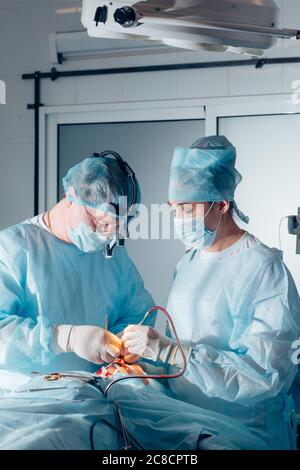 Un altro intervento chirurgico. Team medico chirurgico che opera in una sala chirurgica del chirurgo maturo ospedale che conduce un occup professionale di professione di operazione Foto Stock