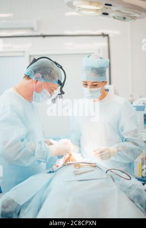 Un altro intervento chirurgico. Team medico chirurgico che opera in una sala chirurgica del chirurgo maturo ospedale che conduce un occup professionale di professione di operazione Foto Stock