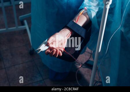 il paziente si trova sul tavolo operatorio durante l'intervento chirurgico di chirurgia rinoplastica con anestesia Foto Stock