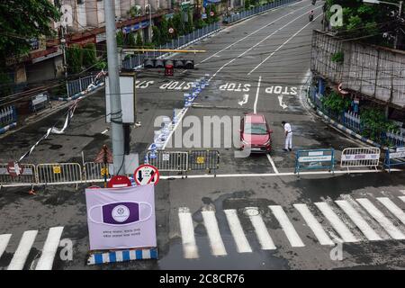 Kolkata, India. 23 luglio 2020. Kolkata strada visto con una sola auto durante i due giorni a settimana lockdown.West Bengala governo ha deciso di imporre una settimana di blocco nello stato per frenare l'aumento della malattia di Coronavirus (COVID-19). Solo le persone in servizi di emergenza e i pazienti hanno il permesso di viaggiare o di effettuare movimenti. Credit: SOPA Images Limited/Alamy Live News Foto Stock