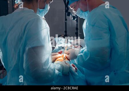 chirurgia che esegue chirurgia del naso su donna in centro di chirurgia plastica Foto Stock