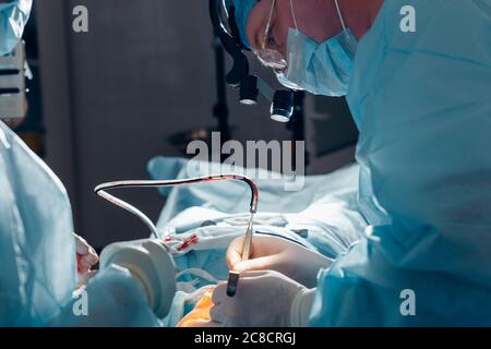 Chirurgia plastica del naso in sala operatoria, rinoplastica Foto Stock