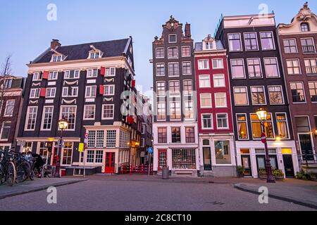 Città panoramica da Amsterdam al Singel nei Paesi Bassi al tramonto Foto Stock