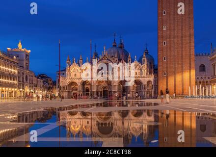 Bella piazza San Marco durante una serata situata a Venezia, Italia Foto Stock
