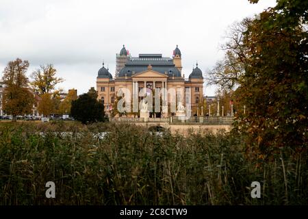 Schweriner Schloss è un castello di Schwerin, capitale dello stato del Meclemburgo-Pomerania occidentale, in Germania. Le parti principali del castello attuale erano Foto Stock