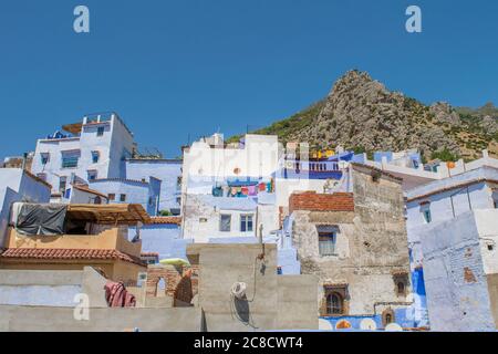 CHEFCHAOUEN, MAROCCO - 31 agosto 2018: Parte della medina di Chefchaouen, la città vecchia, con edifici e porte blu, nei monti Rif. Touri urbane Foto Stock