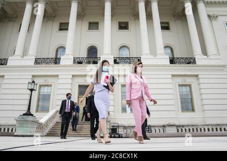 Washington, Stati Uniti. 23 luglio 2020. Il portavoce della Casa Nancy Pelosi, D-California, arriva a una cerimonia di iscrizione del conto per il Great American Outdoors Act sul fronte ovest del Campidoglio degli Stati Uniti a Washington, DC, Stati Uniti, giovedì 23 luglio 2020. L'atto finanzierà progetti di mantenimento per parchi nazionali e foreste. Foto di Sarah Silbiger/UPI Credit: UPI/Alamy Live News Foto Stock