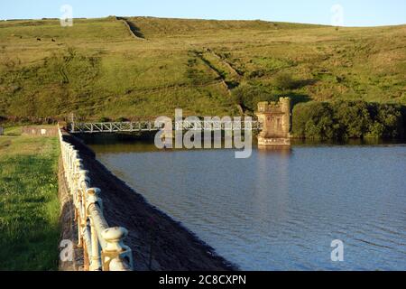 La torre castellata Value House sulla diga inferiore Ogden Reservoir vicino al villaggio di Barley da Path a Pendle Hill a Ogden Clough, Lancashire. REGNO UNITO. Foto Stock