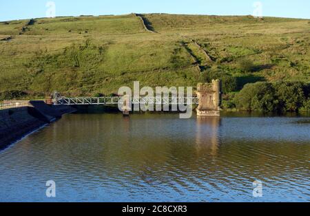 La torre castellata Value House sulla diga inferiore Ogden Reservoir vicino al villaggio di Barley da Path a Pendle Hill a Ogden Clough, Lancashire. REGNO UNITO. Foto Stock