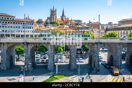 Losanna Svizzera , 25 giugno 2020 : il paesaggio urbano della città di Losanna e la vista del Grand-Pont o grande ponte con un filobus su di esso e la vecchia Notre-Dame Foto Stock