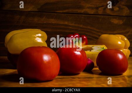 peperoni e pomodori freschi su tavole di legno. Foto Stock