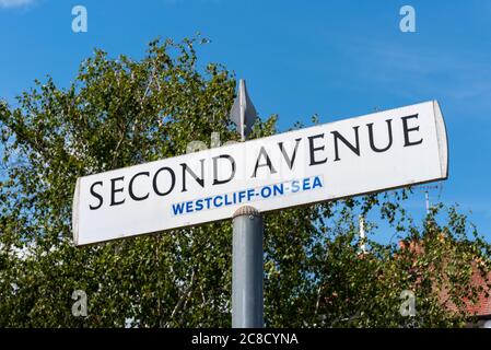 Cartello della Second Avenue a Westcliff on Sea, Southend, Essex, Regno Unito. Cartello stradale, cartello con scritto post. Sobborgo verdeggiante vicino a Southend. 2 ° viale in Inghilterra Foto Stock