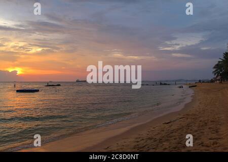 Splendido tramonto multicolore sulla spiaggia di Ba Keo, sull'isola di Phu Quoc, Vietnam Foto Stock